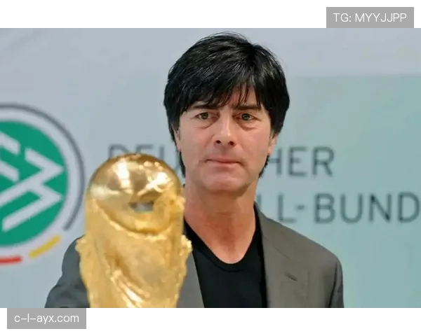 勒夫足球影响力持续扩大，新任教练首次亮相表现备受关注