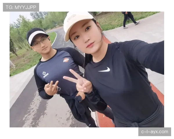 叶诗文训练完随手啃个鸡腿，这自律和放纵的切换也太真实了